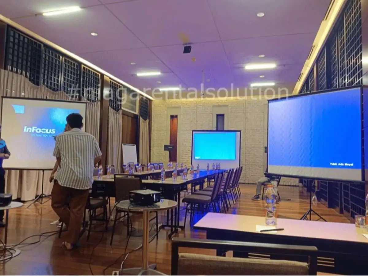 Sewa proyektor 3500 lumen dan layar tripod 70 inch Jakarta Pusat