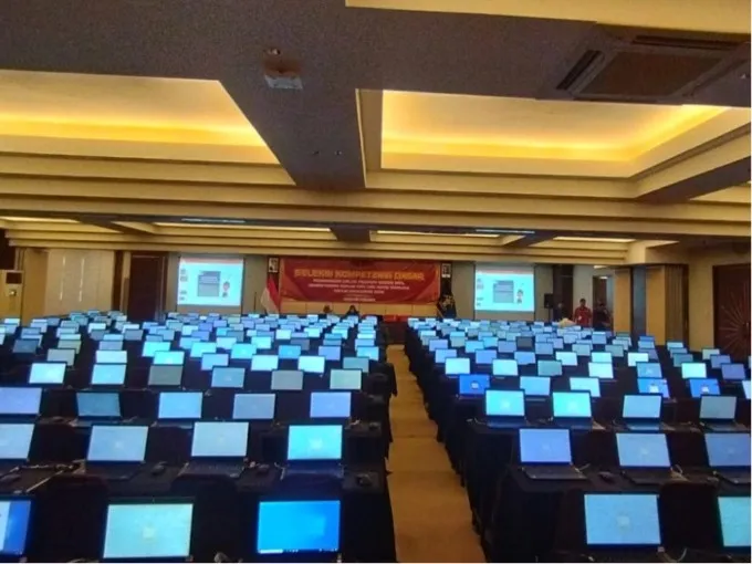 pemasangan laptop dan jaringan untuk kegiatan CPNS 2024