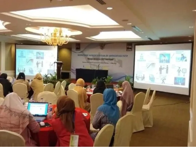 Suasana meeting di ballroom hotel Jakarta Pusat dengan dua set proyektor dan layar 3x4 meter di sisi kanan dan kiri ruangan