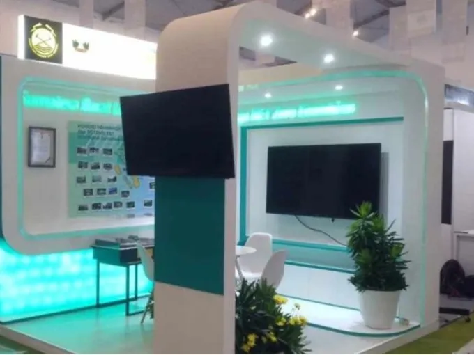 Sewa 2 unit TV LED 43 inch wallmount untuk booth pameran di JCC Senayan Jakarta Pusat